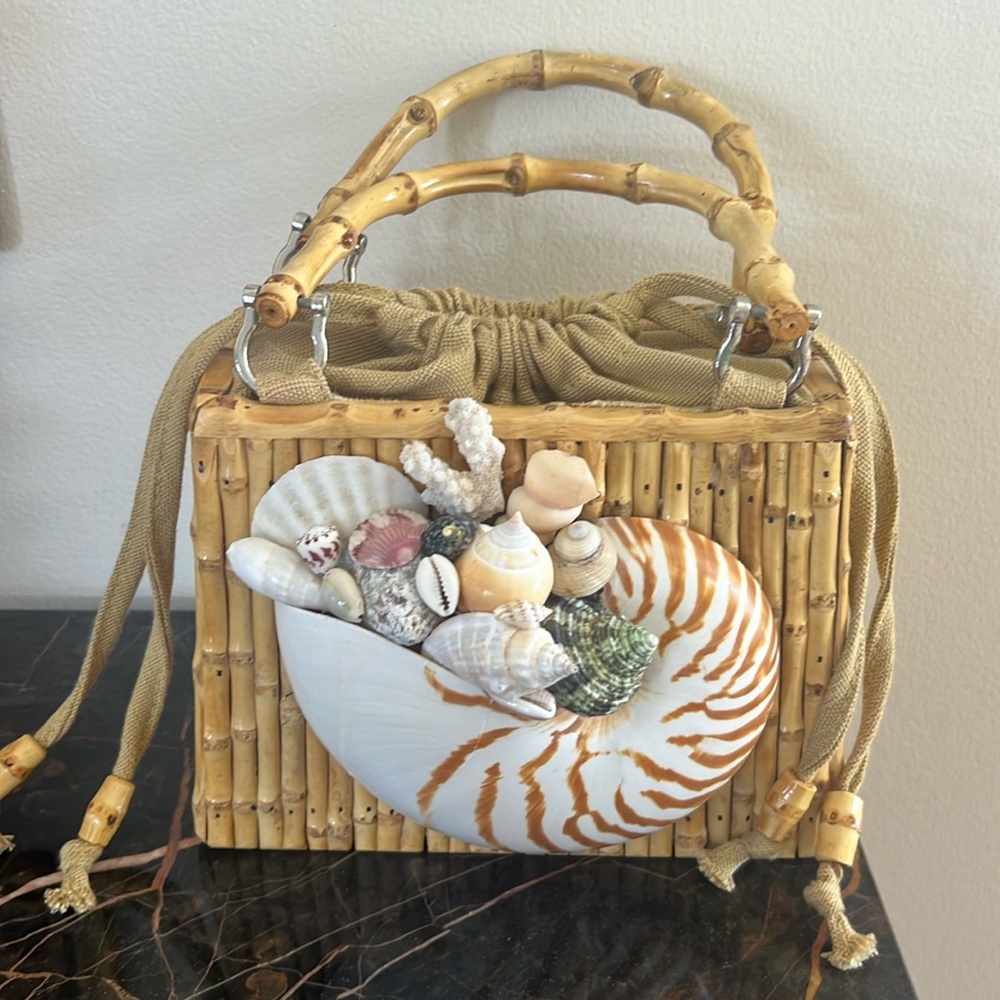 Vintage bamboo seashell purse‎